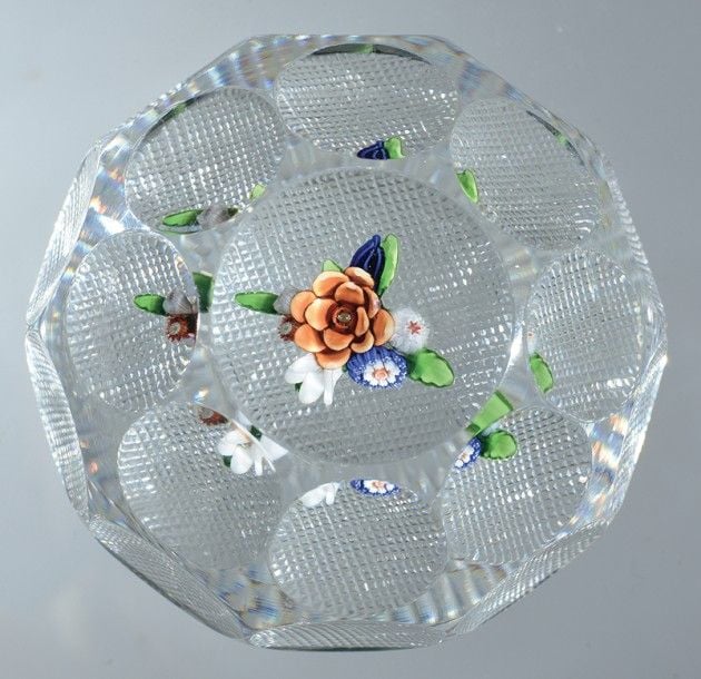 Presse-papiers orné d'un bouquet dressé composé de trois fleurettes, de quatre bonbons polychromes et de feuilles verte