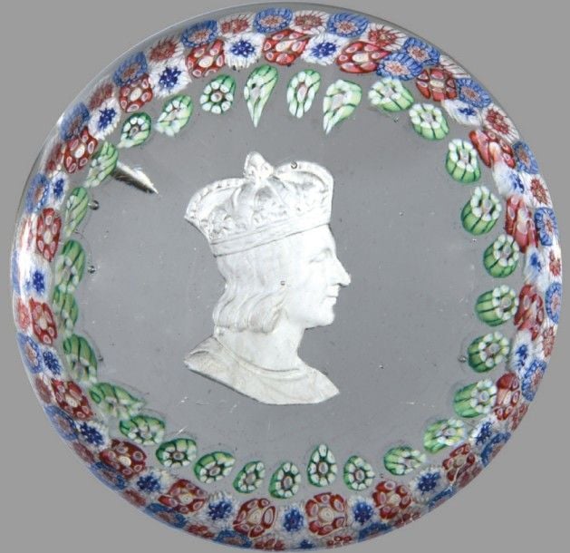 Presse-papiers orné d'un cristallo-cérame représentant le profi l de saint Louis entouré de trois cercles périphériques de bonbons polychrome