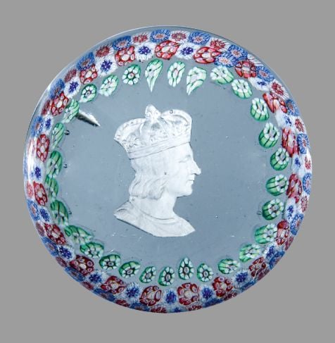 Presse-papiers orné d'un cristallo-cérame représentant le profil de saint Louis entouré de trois cercles concentriques de bonbons polychrome