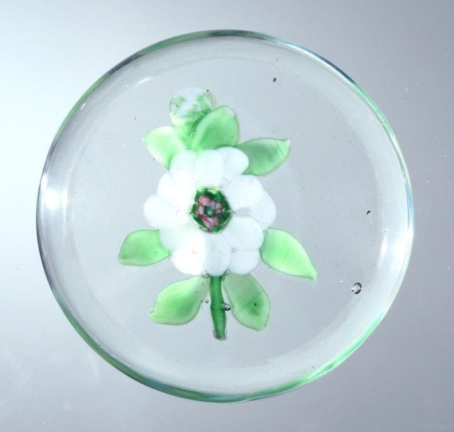 Presse-papiers orné d'un dahlia blanc à c?ur vert et rose, sur une tige portant sept feuilles et un bouton blan