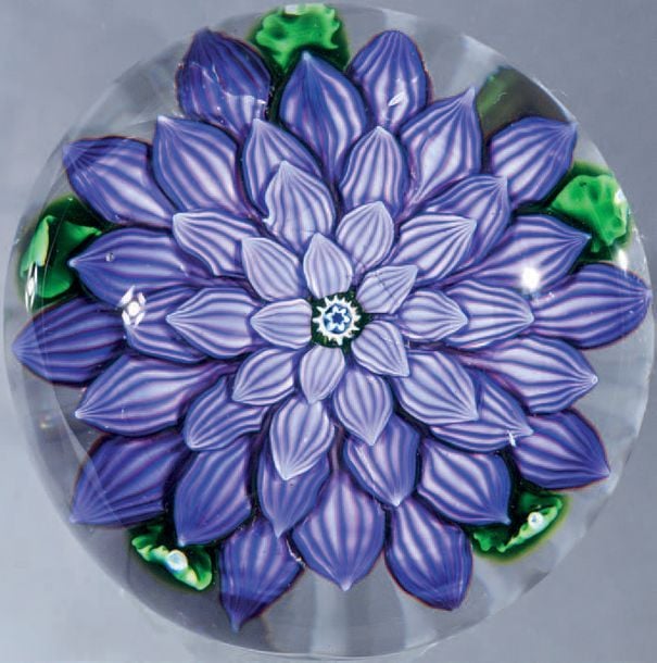 Presse-papiers orné d'un dahlia mauve à cinq rangs de pétales striés et cinq feuilles verte