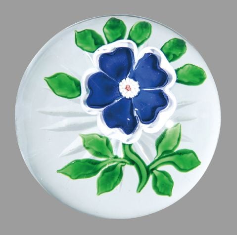 Presse-papiers orné d'une églantine à cinq pétales cordiformes doublés bleu sur blanc; tige verte portant cinq feuille
