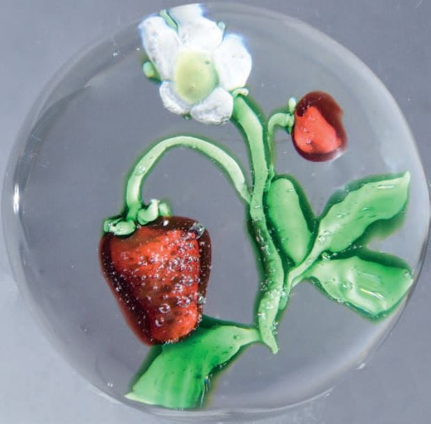 Presse-papiers orné d'une fraise rouge, une petite fraise rose et une fleur blanche à coeur jaun