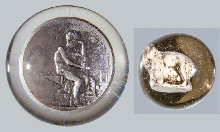 Presse-papiers orné d'une médaille en cristallo-cérame représentant un ange assis sur une enclume et la mention Société des Ingénieurs civils, daté au revers 1904 (éclat à la base