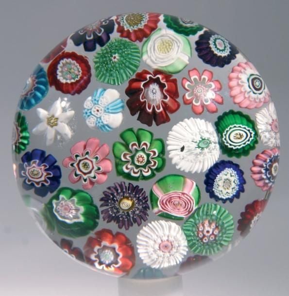 Presse-papiers orné de bonbons polychromes dont une rose de Clichy rose et verte et deux roses blanches et vertes en trois cercles concentrique