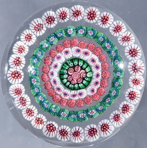 Presse-papiers orné de cinq cercles concentriques de bonbons polychromes organisés autour d'un motif central en forme de fleurette ros