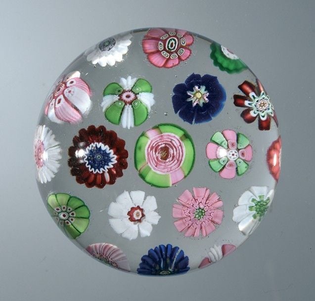 Presse-papiers orné de dix-huit bonbons polychromes en deux cercles concentriques autour d'une rose verte et rose central