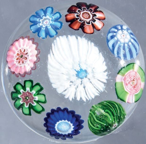 Presse-papiers orné de huit bonbons polychromes et une rose de Clichy verte et ros