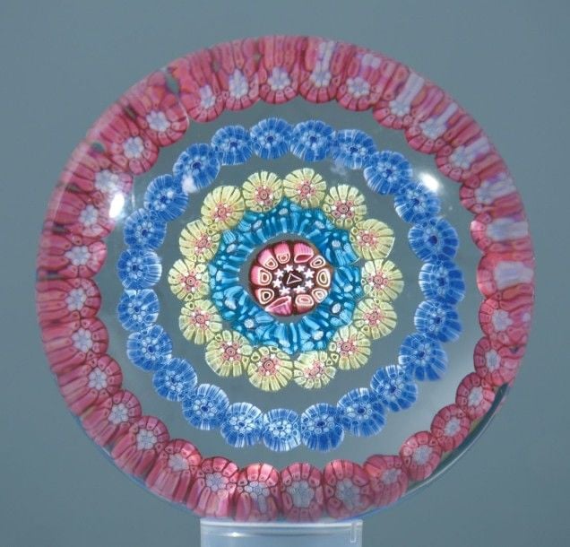 Presse-papiers orné de quatre cercles concentriques de bonbons polychromes autour d'un bonbon central rose et blan
