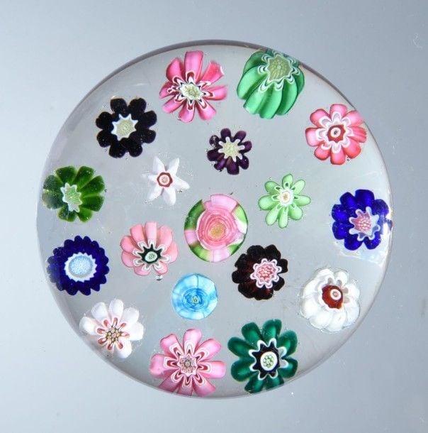 Presse-papiers orné de seize bonbons polychromes d'une rose bleue (rare) et d'une rose centrale verte et ros