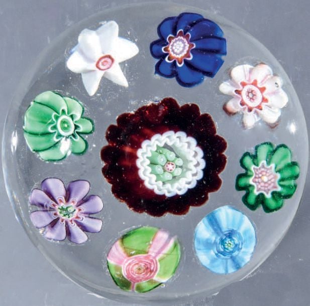 Presse-papiers orné de sept bonbons polychromes, d'une rose verte et rose et d'une rose bleu