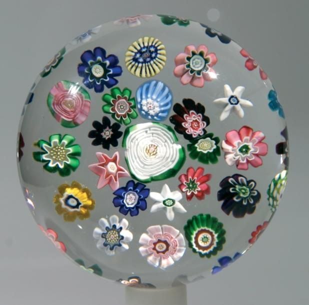 Presse-papiers orné de trois cercles concentriques de bonbons polychromes et une rose verte et rose autour d'une rose centrale verte et blanch