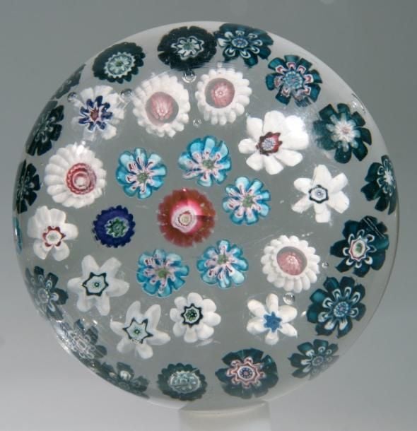 Presse-papiers orné de trois cercles de bonbons polychromes autour d?un bonbon central rose et blancs (léger choc