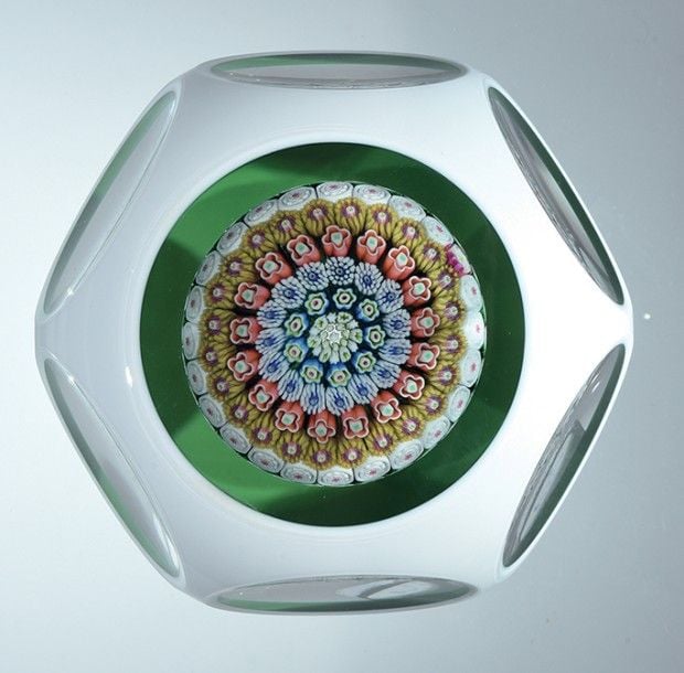 Presse-papiers overlay blanc triplé sur cristal vert, signé et daté SL 1981, à décor de champignon de six cercles de cannes polychromes organisées autour d'un bonbon central étoilé blan
