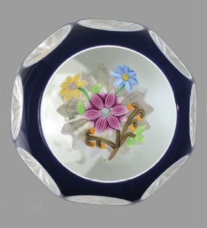Presse-papiers overlay bleu cobalt sur émail blanc signé P, à décor interne de bouquet de trois fl eurs et de bouton