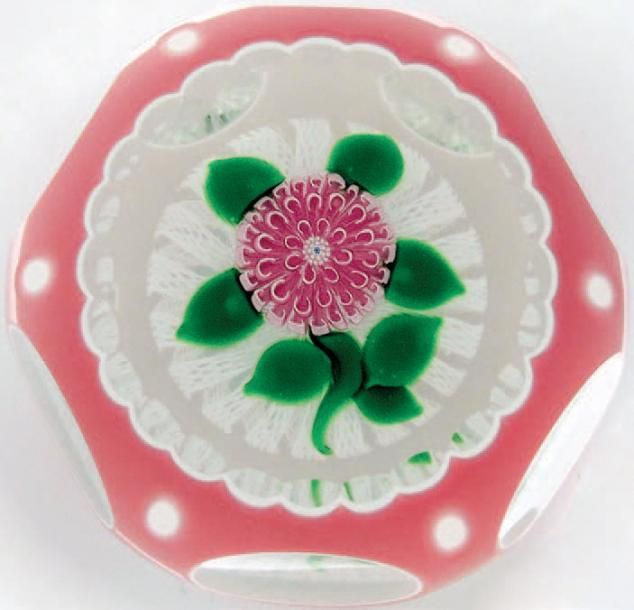 Presse-papiers overlay rose, signé et daté JD 2002, orné d'une camomille rose sur une sphère de torsades blanches filigranée
