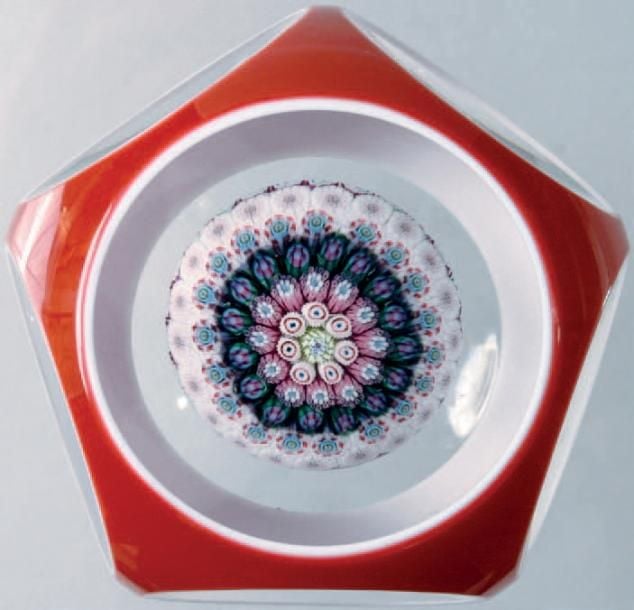 Presse-papiers overlay rouge, signé et daté SL 1970, triplé sur émail blanc, à décor interne de champignon de cannes polychromes organisée