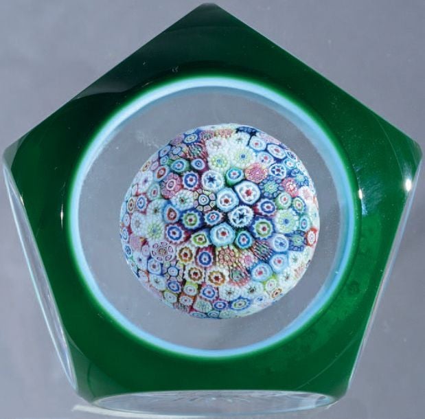 Presse-papiers overlay signé et daté SL 1953, triplé d'émail vert sur émail blanc, à motif interne de champignon de cannes polychrome