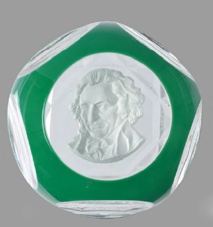 Presse-papiers overlay vert triplé sur émail blanc, orné d'un cristallo-cérame représentant le buste de Thomas Paine, révolutionnaire britannique, américain et français (1737-1809
