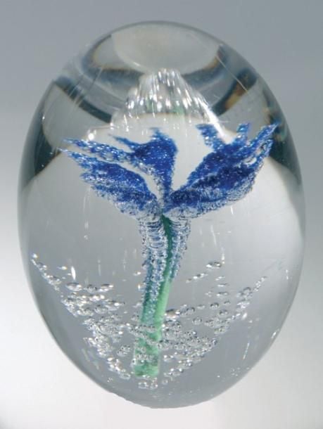 Presse-papiers ovoïde à décor de fleur bleue stylisée sur une tige verte entourée de bulle