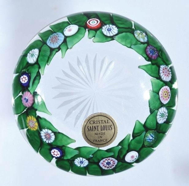 Presse-papiers plat, signé et daté SL 1979, à motif de couronne de bonbons polychromes et de feuillage ver