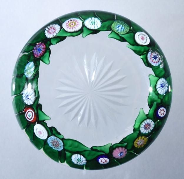 Presse-papiers plat signé et daté SL 1979, à motif de guirlande périphérique de bonbons polychromes sur feuillage vert (choc