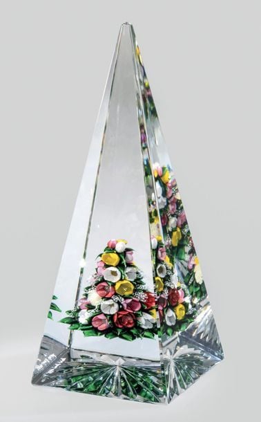 Presse-papiers «Pyramide», signé et daté SL 1995, à décor conique de bouquet de fleurs polychromes au nature
