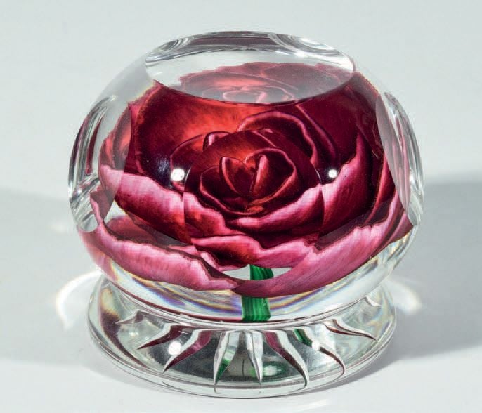 Presse-papiers «Rose» à piédouche, signé et daté PH - Selkirk 1979, orné d'une rose rouge en 3 dimension