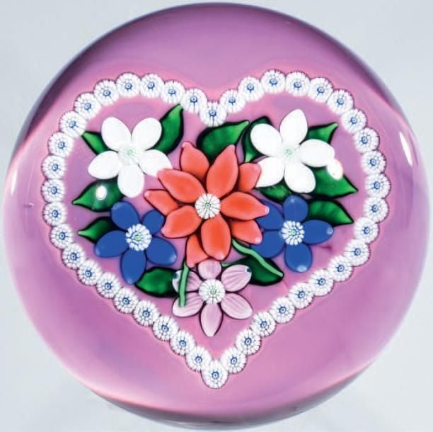 Presse-papiers «Saint-Valentin», signé et daté SL 1983, à fond rose opaque orné d'un coeur entourant un bouquet de six fleurs (deux blanches, une rouge, une rose et deux bleues