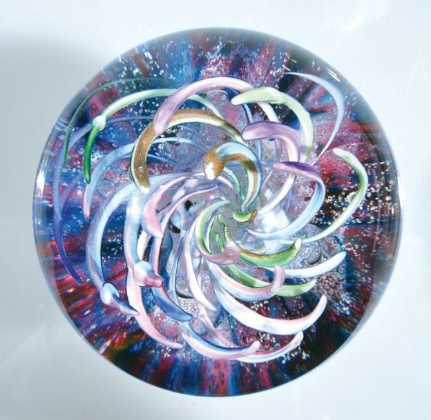 Presse-papiers Sangrila, signé et daté à la pointe 1987, à motif de rubans polychromes spiralés sur fond jaspé polychrom