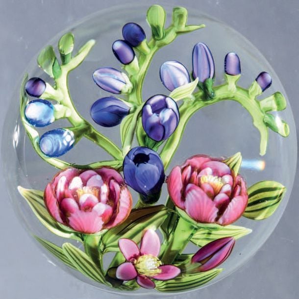 Presse-papiers signé à la pointe et daté 2015, orné d'un décor de pivoines roses et de clochettes violette