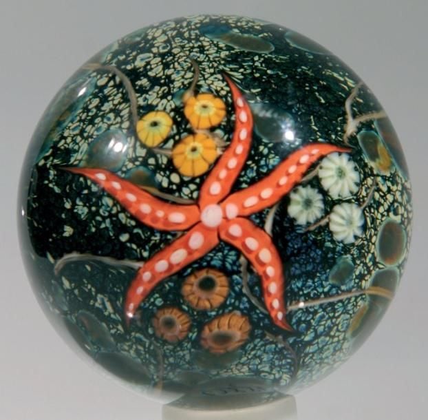 Presse-papiers signé et daté 2009, à décor d?une étoile de mer orange sur fond naturel orné de fleurette