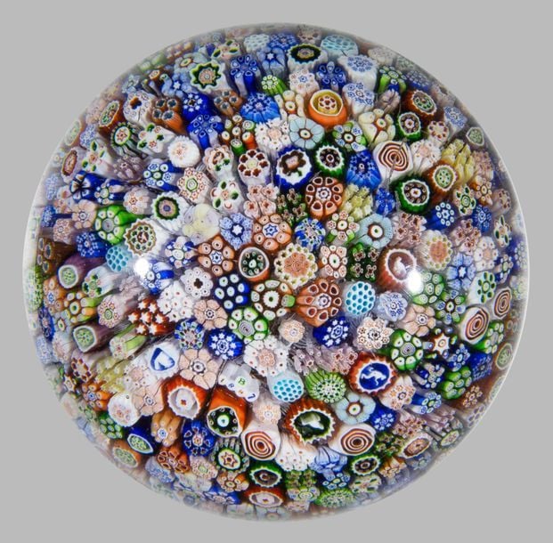 Presse-papiers signé et daté B 1847, à motif de millefiori de cannes polychromes dont six à silhouette Gridel (2 perdrix, 2 oiseaux et trèfles, écureuil, singe) et une fleurette (qqs rayures de surface