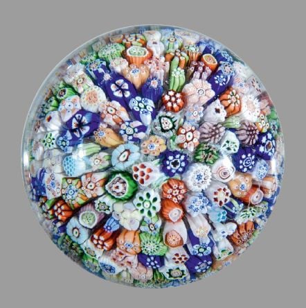 Presse-papiers signé et daté B 1847 à motif de millefiori de cannes polychromes serrée