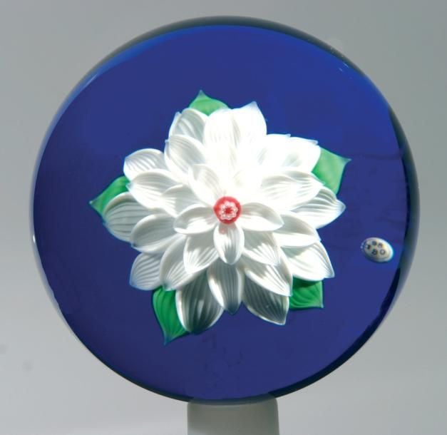 Presse-papiers signé et daté B 1980, à fond bleu translucide orné d'un dahlia blan