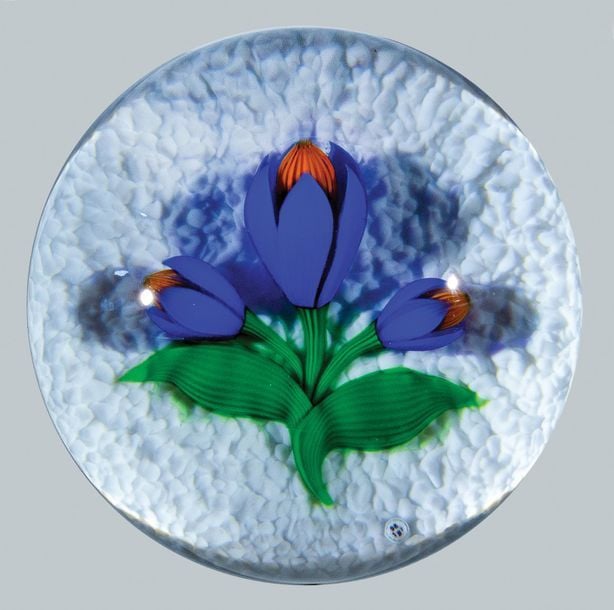 Presse-papiers signé et daté B 1991, à fond blanc imitant la neige orné de trois crocus bleus à cœur orang