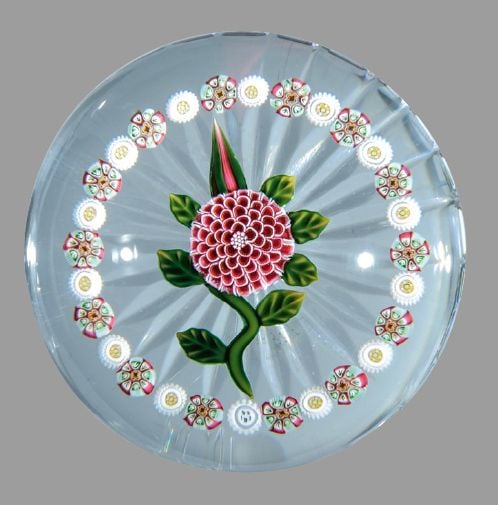 Presse-papiers signé et daté B 1992, orné d'une camomille rose et d'un bouton entourés par une couronne formée de bonbons blancs alternés de bonbons polychromes à fléchette