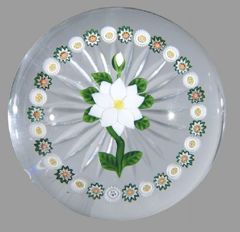 Presse-papiers signé et daté B 1992, orné d'une double clématite blanche et d'un bouton blanc; couronne périphérique de bonbons verts; blancs et roses alternés de bonbons blancs et jaune