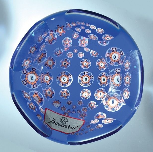 Presse-papiers signé et daté B 2000, à fond bleu translucide orné de bonbons polychromes portant les chiffres du millésime 200