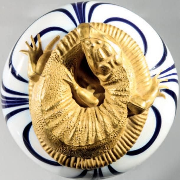 Presse-papiers signé et daté Saint-Louis 1994, à motif de salamandre moulée et dorée, lové sur opaline blanche à marbrures godronnée