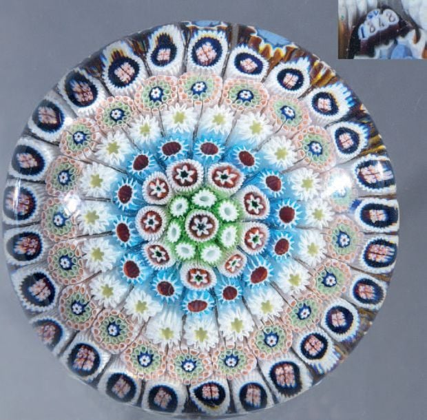 Presse-papiers signé et daté SL 1848, à motif de sept cercles concentriques de bonbons polychromes organisés autour d'un bonbon central tricolor