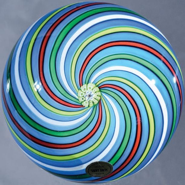 Presse-papiers signé et daté SL 1971, à motif de tourbillon polychrome de rubans spiralé