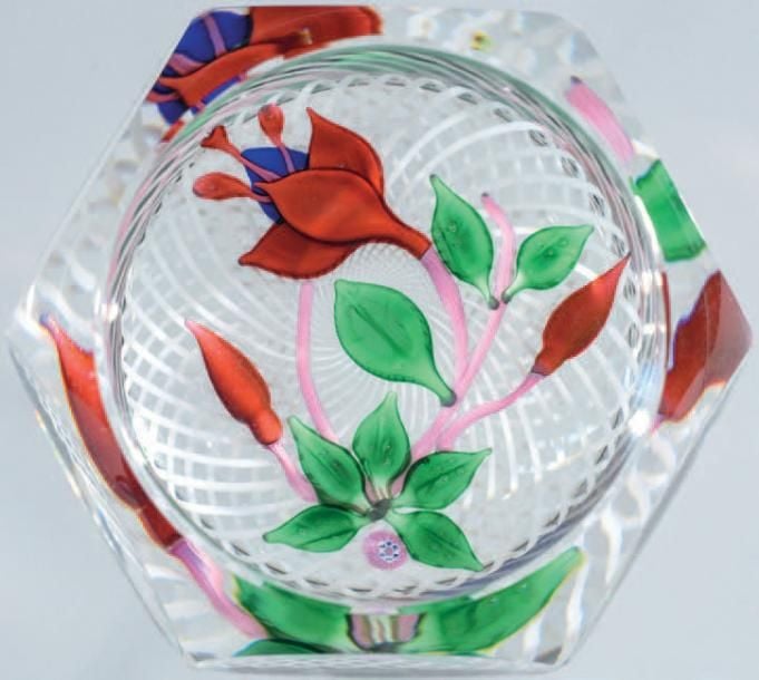 Presse-papiers signé et daté SL 1976, à fond de latticino blanc spiralé et croisé orné d'un fuchsia rouge et deux bouton