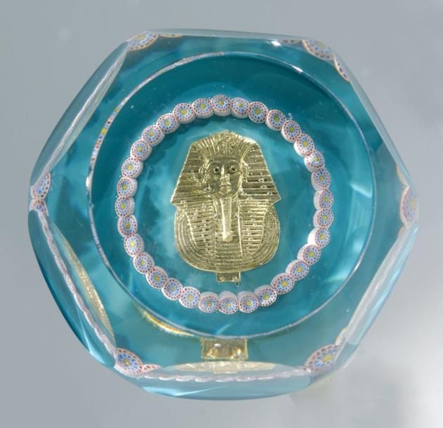 Presse-papiers signé et daté SL 1979, à fond turquoise opaque orné d'un motif en paillon d'or représentant le masque de Toutankhamon entouré d'une couronne de bonbons polychrome