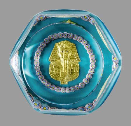 Presse-papiers signé et daté SL 1979, à fond turquoise orné d'un motif en paillon d'or (24 carats) représentant le masque de Toutankhamon entouré d'une couronne de bonbons polychrome