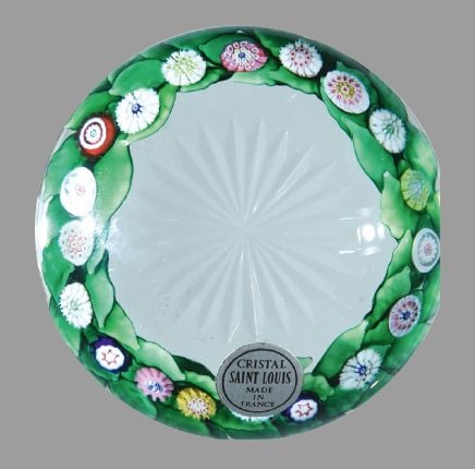 Presse-papiers signé et daté SL 1979, à motif de guirlande de bonbons polychromes sur feuillage ver