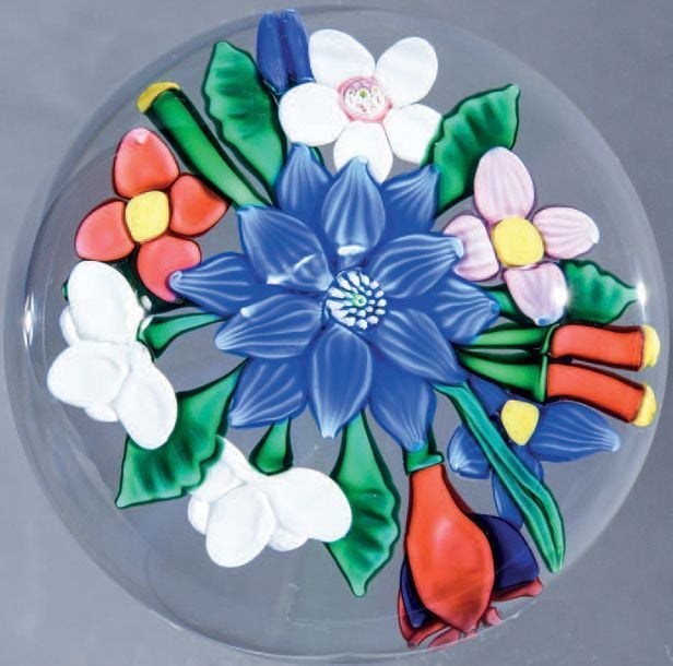 Presse-papiers signé et daté SL 1981, à motif de bouquet de fleurs centré par une double clématite bleu
