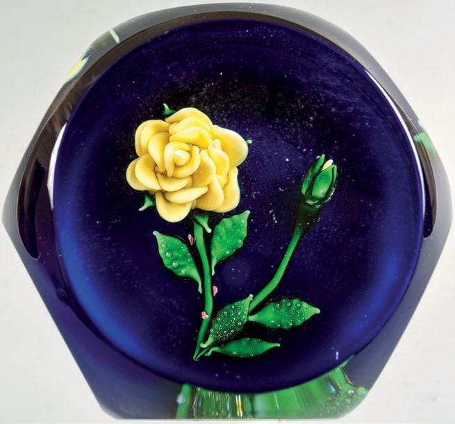 Presse-papiers signé et daté SL 1983, à fond bleu cobalt opaque orné d'une rose jaune et d'un bouto