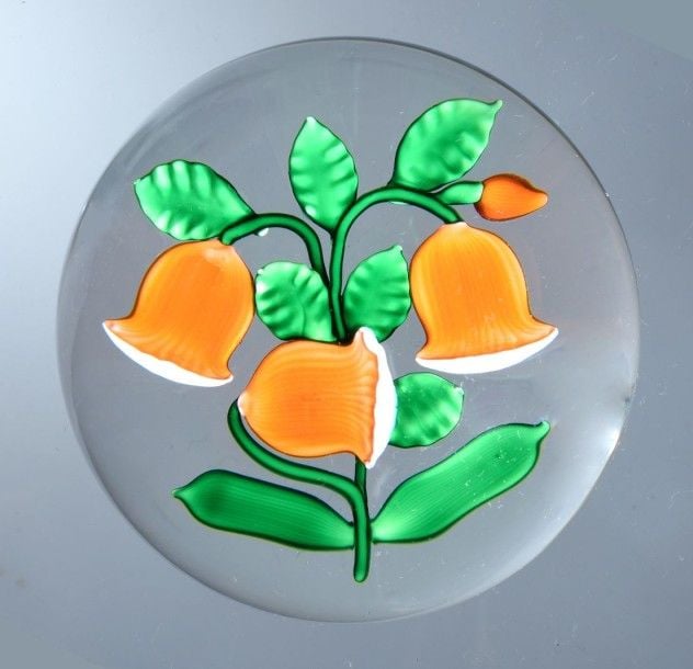 Presse-papiers signé et daté SL 1986, orné de trois "campanules" oranges et un bouto