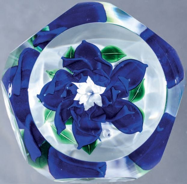 Presse-papiers signé et daté SL 2007, à fond blanc opaque orné d'une clématite bleue et blanch